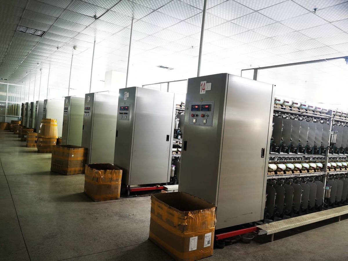 现代化设备操作车间