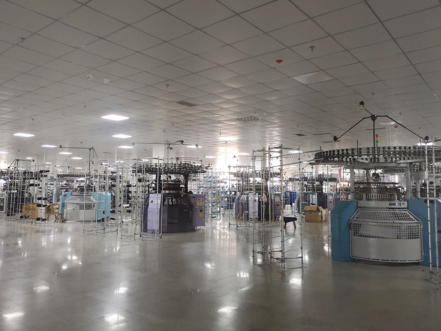 现代化设备操作车间