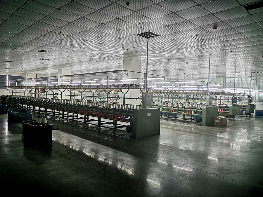 现代化设备操作车间